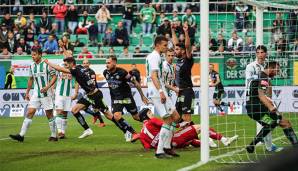 Leo Greiml lenkt den Ball ins eigene Netzt und verhilft Sturm Graz so zum Sieg.