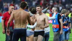 Vecernje novosti: Roter Stern hat den Traum vieler Generationen erfüllt. Sie rechneten nicht damit, dass Belgrad zwei Herzen, vier Lungenflügel, einen unzerbrechlichen Geist und viel Glück hat! Blitzkrieg von Roter Stern für die Champions League.