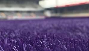 In der Generali-Arena wurde in den letzten Tagen der violette Kunstrasen rund um das gesamte Hauptspielfeld verlegt.