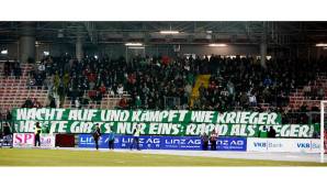 „Das Trainerteam ist einer Rapid nicht würdig – ausmisten jetzt“ war beim Cup-Spiel gegen BW Linz auf einem Transparent zu lesen.