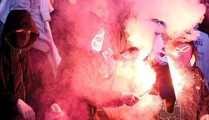 Austria-Fans beim Zünden von Pyrotechnik