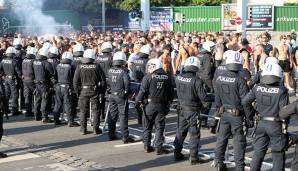 Die Polizei begleitet Fußballfans.