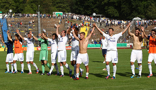 5:0 in Saarbrücken: Die Schalker lassen sich von den mitgereisten Fans feiern