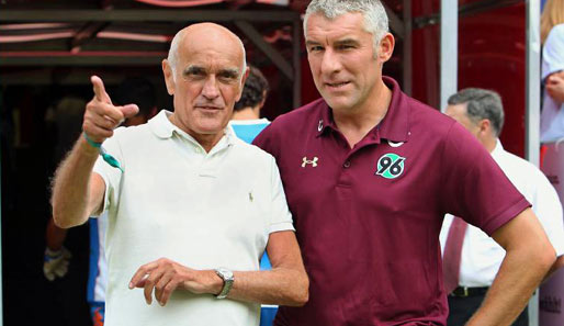 Martin Kind (l.) empfiehlt Coach Mirko Slomka, bei einem Angebot der Bayern zu gehen