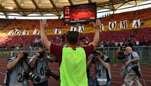 Francesco Totti wird bei seinem letzten Spiel mit einer Choreo gehuldigt