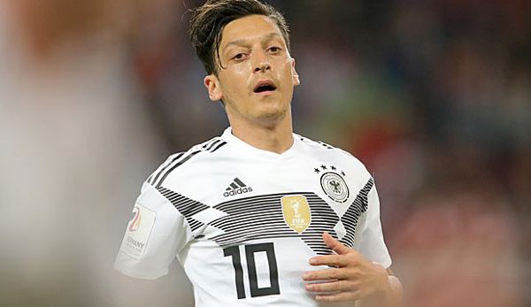Mesut Özil kämpft offenbar mit einer Knieverletzung.