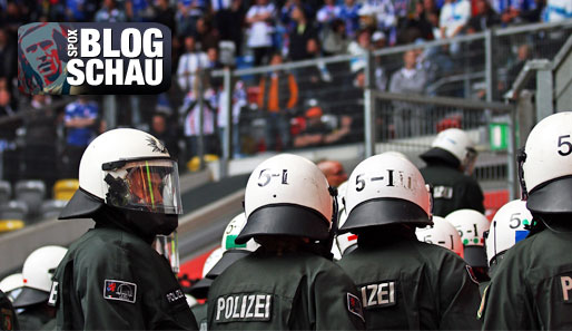 Der Anblick von Polizisten in schwerer Montur ist in deutschen Stadien keine Seltenheit