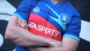 Das kennt man schon: EA Sports hat schon im Rahmen von FIFA18 ein extra Shirt für Fans des In-Game-Formats "FIFA Ultimate Team" auf den Markt gebracht. So sieht das aktuelle Shirt für FIFA19 aus. Dieses Jahr sollen jedoch vier Schmankerl dazukommen.
