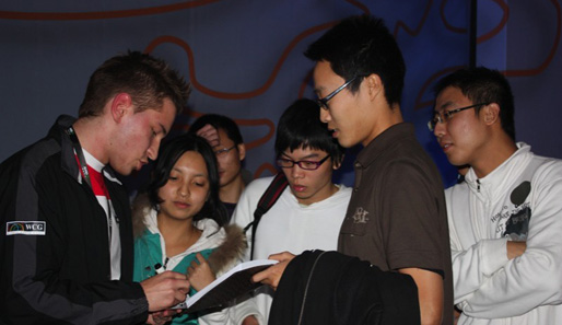 Alle wollen Marc Förster - chinesische Fans während der World Cyber Games 2009.
