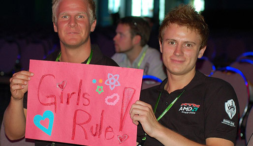 Hier drücken die beiden mTw-Akteure Jonas "whimp" Svendsen und Christoffer "Sunde" Sunde ihre große Sympathie für das weibliche Geschlecht aus. Nicht fehlen durfte auf Turnieren zudem...