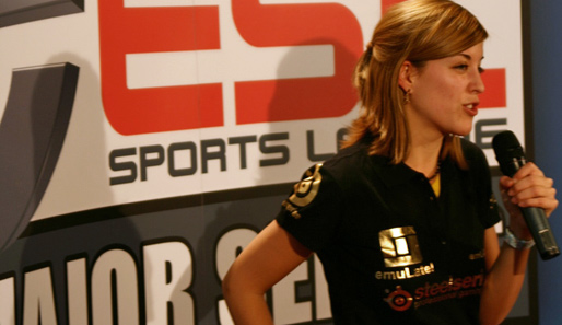 Die spanische Spielerin "iReNuKa" stellt ihr emuLate-Team für ESL TV auf der Bühne vor