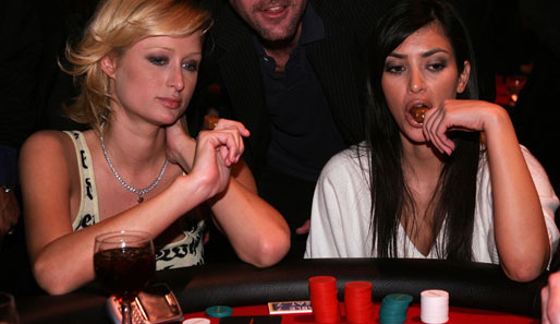 Selbst Party-Promi und Hotel-Erbin Paris Hilton ist dem Poker-Virus verfallen: Hier spielt sie zusammen mit einer Freundin in Santa Monica