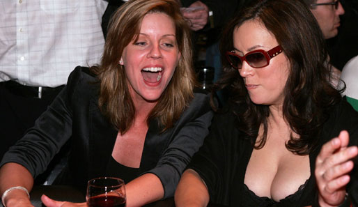 Auch die Schauspielerin Jennifer Tilly (rechts; Die Geistervilla, Der Dummschwätzer) ist mittlerweile eine professionelle Poker-Spielerin
