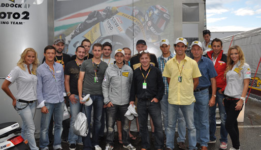 Besucher-Team beim MotoGP: Christian Hofer (2. v.l.) beim Gruppenfoto mit den Interwetten-Hostessen, Tom Lüthi und Interwetten-Club-Kunden