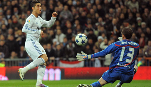 Cristiano Ronaldo: Der Popstar des Fußballs. Kann alles, vor allem seine Geschwindigkeit bei den Übersteigern ist atemberaubend