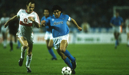 Diego Maradona: Der Gott. Er verzauberte Napoli, die Fans sangen: "Ho visto Maradona, eh mamma, innamorato son", "Ich habe Maradona gesehen und jetzt, Mama, bin ich verliebt"