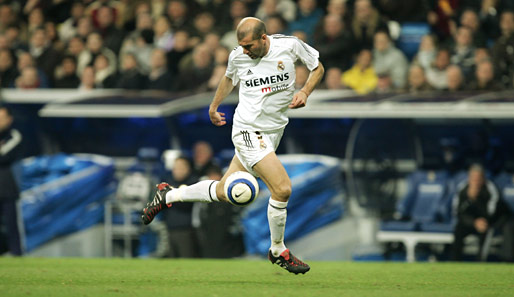 Zindedine Zidane: Der Magier. Und Erfinder des Zidane-Tricks: Ball mit rechts stoppen, Drehung um die eigene Achse und mit links mitnehmen