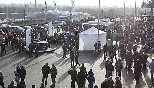 Der Volkswagen-Stand vor der Arena Auf Schalke