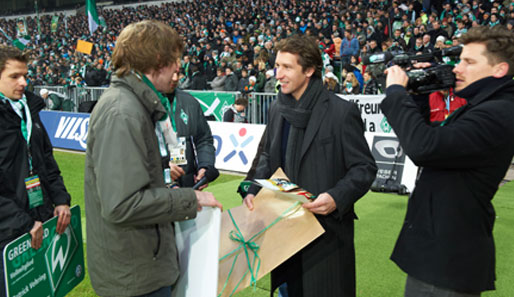 Frank Baumann empfängt die Gewinner im Innenraum und überreicht eine Jahresmitgliegschaft für den SV Werder