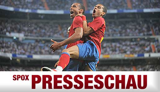 Der 2. Mai 2009: Thierry Henry und Dani Alves feiern die Barca-Gala in Madrid