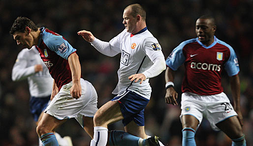 Duell der englischen Nationalspieler: Gareth Barry (links) und Wayne Rooney (Mitte)