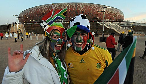 Fans vor dem Soccer City Stadium in Johannesburg - dem Austragungsort des WM-Finales