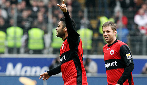 Frankfurts Caio (l.) erzielte gegen Leverkusen ein Traumtor und jubelt hier mit Marco Russ