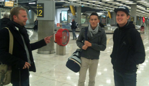 Fußballchef Thomas Gaber (l.) trifft den deutschen Gewinner der CR7Flashtrial, Patrick Riesterer (M.) schon am Flughafen. Willkommen in Madrid!