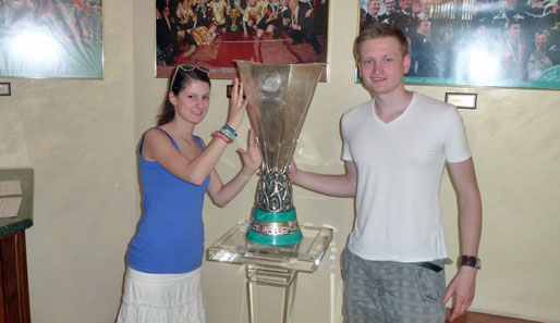 Donetsk: Auf dem Trainingsgelände von Schachtjor Donetsk legten Lisa und Lars Hand an eine perfekte Nachbildung des UEFA-Cups. Die ganze Tour zum Nachlesen gibt es auf "www.facebook.com/hyundai.deutschland"