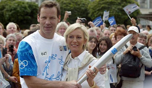 2004 übergab Sabine Christiansen die Olympische Flamme an Henry Maske