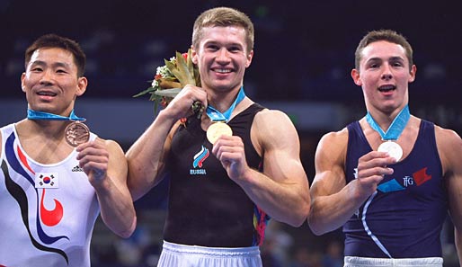 Allein bei den Olympischen Spielen 2000 in Sydney wurde Alexei Nemow (M.) mit insgesamt sechs Medaillen dekoriert
