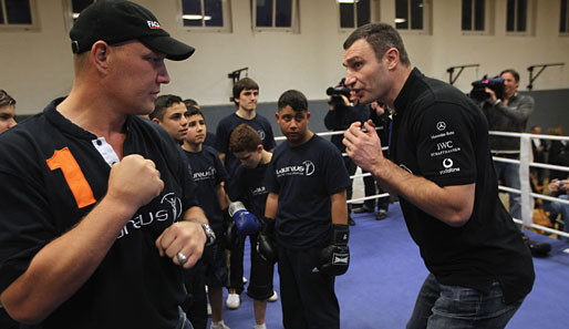 Auch beim Charity-Projekt "KICK im Boxring" schauen Boxer wie Axel Schulz und Witali Klitschko gern vorbei, um mit den Kindern zu boxen