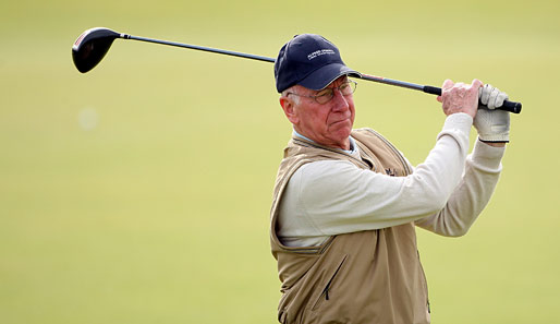 Wie viele Ex-Sportler verbringt Sir Bobby Charlton nicht wenige Stunden auf dem Golfplatz, hat aber noch Zeit...