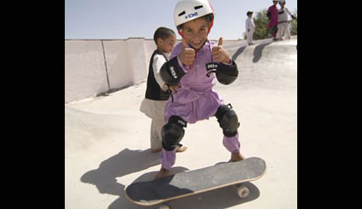 Ob groß oder klein - Spaß haben sie alle beim Skateboarden. In Afghanistan ist ein Kinderlachen sonst eine echte Seltenheit