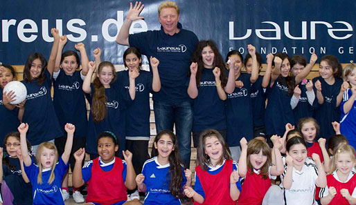Gruppenfoto mit den Kicking Girls: Boris Becker besuchte eine Bremer Grundschule