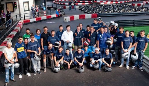 Ralf Schu­ma­cher drehte mit Kin­dern und Ju­gend­li­chen auf einer Kart­bahn in Den­haag ei­ni­ge Run­den.