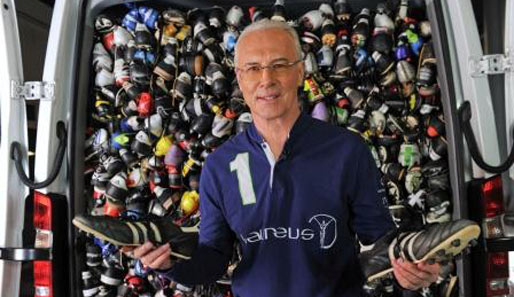 Beckenbauer überreicht in Rio einen Bus voller Fußballschuhe an das Laureus-Projekt Bola pra Frente