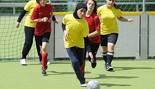 Nawraa peilt das Tor der Gegnerinnen an. Mit elf Jahren war sie die Jüngste im Vineta-Team