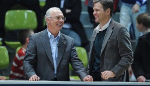 Franz Beckenbauer (l.) und Oliver Bierhoff sind offenbar Fans des Mercedes-Benz Junior Cup