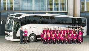 Den DFB-Damen wurde der neue Bus von Mercedes-Benz überreicht