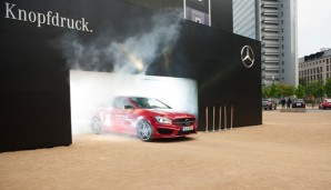 Mercedes Benz macht mit seiner Roadshow Station im Hamburg