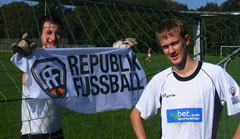 Der FC Insolvenz hält die Flagge hoch: Die Bremer sind von der Meisterschaft begeistert