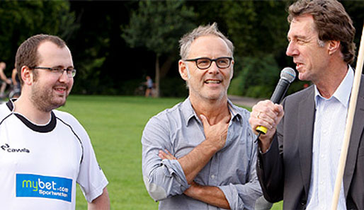 Trikots und Kick am Millerntor: FC St. Pauli Sportchef Helmut Schulte (r.) und TV-Moderator Reinhold Beckmann (m.) unterstützen die Republik-Meisterschaft