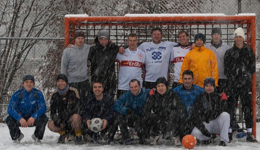 Obligatorisches Mannschaftsfoto: Auch starker Schneefall kann den Weihnachtskick nicht verhindern