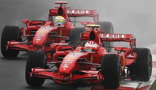 Die Ferrari-Piloten Kimi Räikkönen (r.) und Felipe Massa Rad an Rad