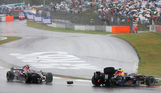 Doch dann das: Vettel (l.) kollidiert mit Mark Webber