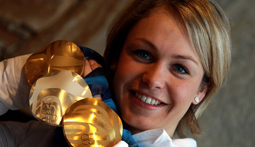 Magdalena Neuner mit ihrem Satz Medaillen, den sie bei den Olympischen Winterspielen in Vancouver 2010 gewann