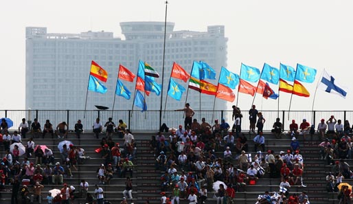 Sie bekunden ihre Liebe zu Fernando Alonso mit asturischen Flaggen