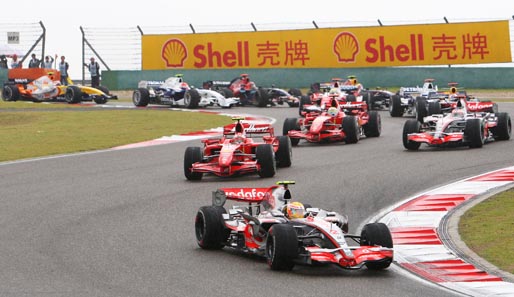 In der ersten Kurve ist Alonso (r.) neben Massa