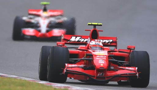 Räikkönen zieht vorbei, Hamiltons Reifen löst sich auf